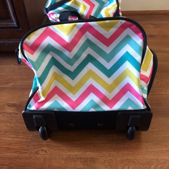 Chevron print wheeled duffle bag - Picture 3 of 7
